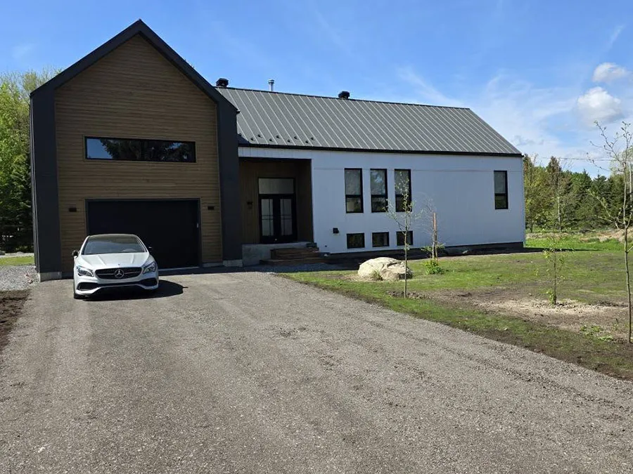 Réalisation 15 Top Gouttière — Détail de coin et descente à Granby